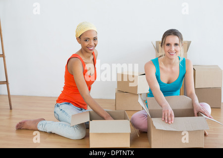 Glückliche Freunde Auspacken Boxen in einem neuen Haus Stockfoto