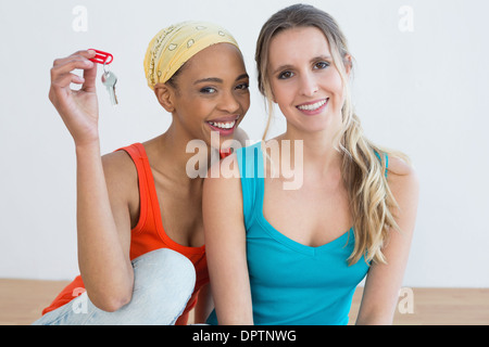 Porträt von zwei fröhliche Freundinnen mit Hausschlüssel Stockfoto