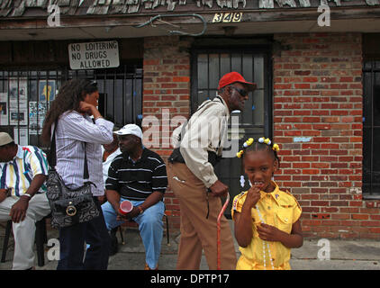 18. April 2009 - Clarksdale, Mississippi, USA - Menschen entlang Issaquena Straße nahe der Innenstadt Clarksdale, wo der 6. jährlichen Juke Joint Festival präsentiert Mississippi Delta Blues Musik stattfindet. Die historische Stadt an den Ufern des Flusses Sonnenblume einmal als Baumwolle und Eisenbahn Drehscheibe wo Blues-Künstler lebten und lernten ihre Talente, ist jetzt eine Stadt mit wenig Handel, leere Straßen Stockfoto