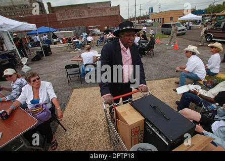 18. April 2009 - Clarksdale, Mississippi, USA - Wiley "Herr Tater den Music Maker" Foster schiebt einen Einkaufswagen gefüllt mit seiner Musik-Equipment nach Angabe einer Leistung in der Innenstadt von Clarksdale während der 6. jährlichen Juke Joint Festival, das Mississippi Delta Blues-Musik präsentiert. Das eigentliche Festival fand am Samstag, 18. Jh., mit einigen Musikveranstaltungen ab Donnerstag und endet wi Stockfoto