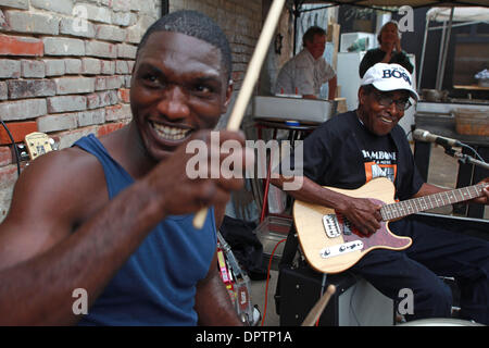 18. April 2009 - Clarksdale, Mississippi, USA - Cedric Burnside, links, mit James ' t-Modell "Ford durchführen Innenstadt Clarksdale während der 6. jährlichen Juke Joint Festival, das Mississippi Delta Blues-Musik präsentiert. Burnside, 31, tritt in die Fußstapfen seines Großvaters und Vaters als Blues-Künstler und T-Modell, 84, wurde ein Sänger/Songwriter / Gitarrist für die meisten seines Lebens. Das Gesetz Stockfoto