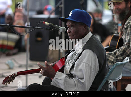 18. April 2009 - führt Clarksdale, Mississippi, USA - David "Honeyboy" Edwards, 94, auf der Bühne des Delta Blues Museum in Clarksdale Innenstadt während der 6. jährlichen Juke Joint Festival, das Mississippi Delta Blues-Musik präsentiert. Honeyboy einen Grammy-Award-Gewinner wird weiterhin als eines der ältesten Delta-Blues-Gitarristen tour und mit dem Schreiben von "Sweet Home Chicago." Die eigentliche fe Stockfoto