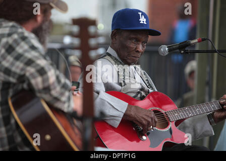 18. April 2009 - führt Clarksdale, Mississippi, USA - David "Honeyboy" Edwards, 94, auf der Bühne des Delta Blues Museum in Clarksdale Innenstadt während der 6. jährlichen Juke Joint Festival, das Mississippi Delta Blues-Musik präsentiert. Honeyboy einen Grammy-Award-Gewinner wird weiterhin als eines der ältesten Delta-Blues-Gitarristen tour und mit dem Schreiben von "Sweet Home Chicago." Die eigentliche fe Stockfoto