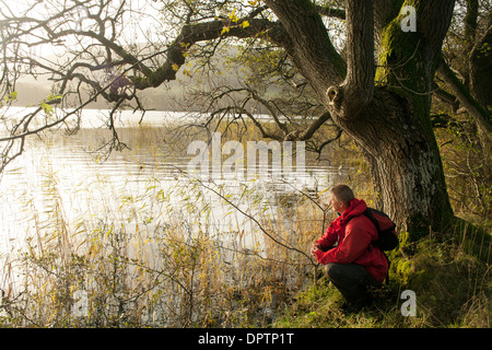 Walker stehen an der Seite des Loch Arthur in der Nähe von Beeswing Schottland. Loch Arthur hat den Ruf, die Legende von King Art angeschlossen werden Stockfoto