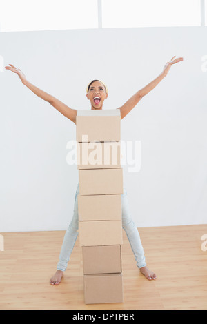 Frau mit Stapeln von Kisten in einem neuen Haus schreien Stockfoto