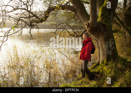 Walker stehen an der Seite des Loch Arthur in der Nähe von Beeswing Schottland. Loch Arthur hat den Ruf, die Legende von King Art angeschlossen werden Stockfoto