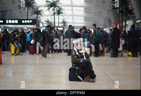 Peking, China. 16. Januar 2014. Ein junge wartet auf einen Zug am Südbahnhof Beijing in Peking, Hauptstadt von China, 16. Januar 2014. Das Frühlingsfest 2014 Reisen Ansturm von China begann in den frühen Morgenstunden des Donnerstag. Ca. 3,62 Milliarden Fahrten werden nach Lian Weiliang, stellvertretender Leiter der National Development and Reform Commission auf einer Pressekonferenz während der 40 Tage Spring Festival Reisen Rush, erfolgen. © Wang Qingqin/Xinhua/Alamy Live-Nachrichten Stockfoto