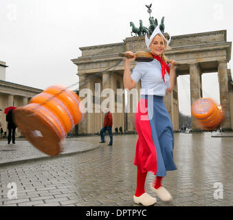 Berlin, Deutschland. 16. Januar 2014. Käse-Jungfrau Stock trägt Stapel von Rädern Gouda-Käse neben dem Brandenburger Tor auf dem Weg zur Grünen Woche in Berlin, Deutschland, 16. Januar 2014. Internationale Grüne Woche findet vom 17. bis 26. Januar 2014 in Berlin. Foto: WOLFGANG KUMM/Dpa/Alamy Live News Stockfoto