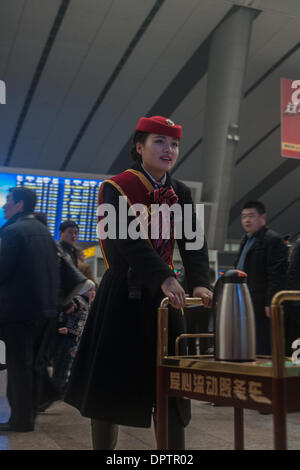 Peking, China. 16. Januar 2014. Ein Steward dient bei Beijing South Railway Station in Peking, Hauptstadt von China, 16. Januar 2014. Das Frühlingsfest 2014 Reisen Ansturm von China begann in den frühen Morgenstunden des Donnerstag. Ca. 3,62 Milliarden Fahrten werden nach Lian Weiliang, stellvertretender Leiter der National Development and Reform Commission auf einer Pressekonferenz während der 40 Tage Spring Festival Reisen Rush, erfolgen. © Chen Junqing/Xinhua/Alamy Live-Nachrichten Stockfoto