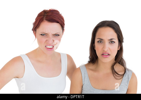 Close-up Portrait von beiden wütenden jungen Freundinnen Stockfoto