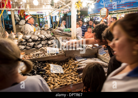 SANTIAGO, Chile – frischer Fisch und Muscheln werden an Verkaufsständen im historischen Mercado Central verkauft. Der Markt aus dem 19. Jahrhundert ist Santiago's wichtigstes Zentrum für Meeresfrüchte und bietet eine große Auswahl an Fängen von Chiles Pazifikküste. Die traditionellen Darstellungsmethoden des Marktes zeigen die Vielfalt chilenischer Meeresfrüchte, die täglich verfügbar sind. Stockfoto