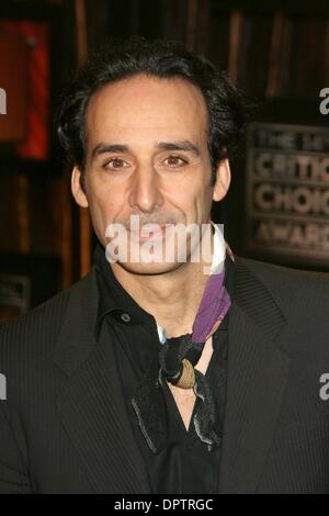 8. Januar 2009 - Los Angeles, Kalifornien, USA - ALEXANDRE DESPLAT am 14. statt Broadcast Critics Awards 2009 im Santa Monica Civic Center. (Kredit-Bild: © Paul Fenton/ZUMA Press) Stockfoto