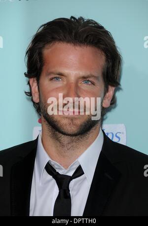 2. Februar 2009 - Los Angeles, Kalifornien, USA - Schauspieler BRADLEY COOPER an die "Er ist nur Not, die Into You" Welt-Premiere am Grauman; s Chinese Theater, Hollywood (Credit-Bild: © Paul Fenton/ZUMA drücken) Stockfoto