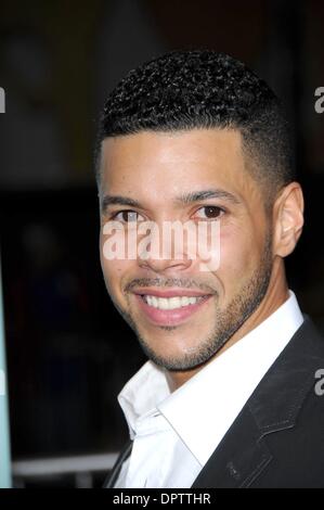 2. Februar 2009 - Los Angeles, Kalifornien, USA - Schauspieler WILSON CRUZ an die "Er ist nur Not, die Into You" Welt-Premiere am Grauman; s Chinese Theater, Hollywood (Credit-Bild: © Paul Fenton/ZUMA drücken) Stockfoto