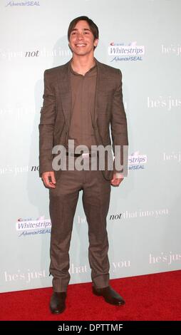 2. Februar 2009 - Los Angeles, Kalifornien, USA - Schauspieler JUSTIN LONG in der "Er ist nur Not, die Into You" Welt-Premiere am Grauman; s Chinese Theater, Hollywood (Credit-Bild: © Paul Fenton/ZUMA drücken) Stockfoto