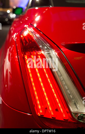 Das Rücklicht von einem Jaguar XJR in einer Anzeige von Luxus-Autos während der North American International Auto Show. Stockfoto