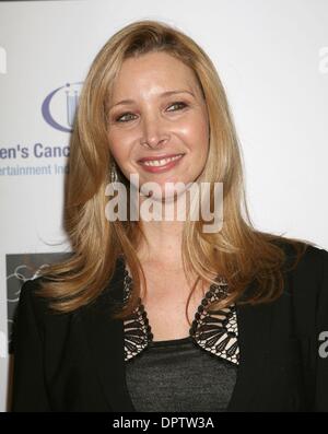 10. Februar 2009 ist - Los Angeles, Kalifornien, USA - Schauspielerin LISA KUDROW in der Saks Fifth Avenue unvergesslichen Abend profitieren Entertainment Industry Foundation (EIF) Frauen Cancer Research Fund im Beverly Wilshire Hotel statt. (Kredit-Bild: © Paul Fenton/ZUMA Press) Stockfoto