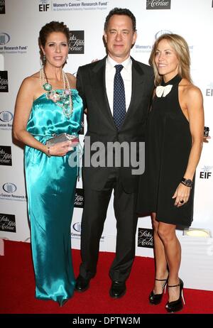 10. Februar 2009 - Los Angeles, Kalifornien, USA - Schauspielerin RITA WILSON, Schauspieler TOM HANKS und Sängerin SHERYL CROW in der Saks Fifth Avenue unvergesslichen Abend profitieren Entertainment Industry Foundation ist (EIF) Frauen Cancer Research Fund im Beverly Wilshire Hotel statt. (Kredit-Bild: © Paul Fenton/ZUMA Press) Stockfoto