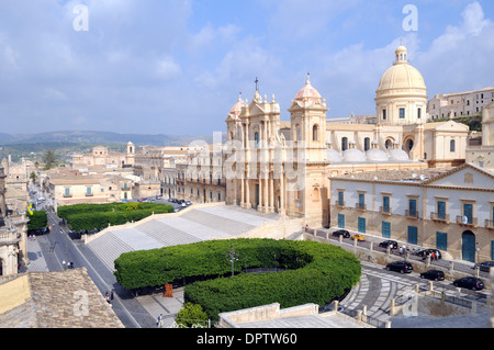 Blick auf den Dom St. Nikolaus in Noto, die barocke Stadt Weltkulturerbe von der UNESCO in Sizilien Stockfoto