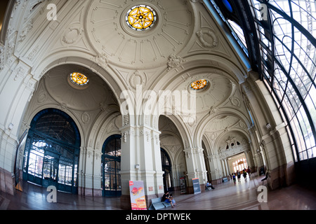 SANTIAGO, Chile – das reich verzierte Kuppeldach des Estacion Mapocho mit exquisiten Buntglaszentren zeugt von der opulenten Vergangenheit und der erfolgreichen Restaurierung des Gebäudes. Dieses architektonische Juwel aus dem Jahr 1912, einst der Hauptbahnhof von Santiago, dient heute als lebendiger öffentlicher Tagungs- und Konzertraum, der historische Pracht mit zeitgenössischer kultureller Bedeutung im Herzen der Innenstadt von Santiago verbindet. Stockfoto