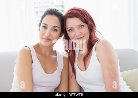Porträt von zwei schönen jungen Freundinnen zu Hause Stockfoto