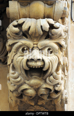 Geschnitzte barocke Balkon unterstützt der Palazzo Nicolaci in Noto, die barockstadt als Weltkulturerbe der Unesco Stockfoto