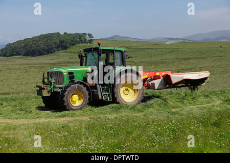 Ein John Deere Traktor in einem Bauernhof auf der Insel von größeren Cumbrae vor der Westküste von Festland Schottland, UK Stockfoto