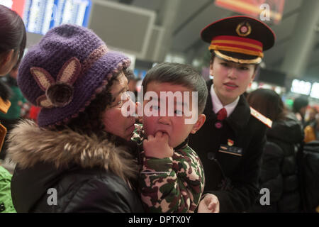 Peking, China. 16. Januar 2014. Ein Steward dient bei Beijing South Railway Station in Peking, Hauptstadt von China, 16. Januar 2014. Das Frühlingsfest 2014 Reisen Ansturm von China begann in den frühen Morgenstunden des Donnerstag. Ca. 3,62 Milliarden Fahrten werden nach Lian Weiliang, stellvertretender Leiter der National Development and Reform Commission auf einer Pressekonferenz während der 40 Tage Spring Festival Reisen Rush, erfolgen. © Chen Junqing/Xinhua/Alamy Live-Nachrichten Stockfoto