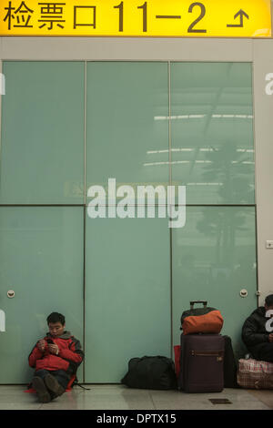 Peking, China. 16. Januar 2014. Ein Mann liegt am Beijing South Railway Station in Peking, Hauptstadt von China, 16. Januar 2014. Das Frühlingsfest 2014 Reisen Ansturm von China begann in den frühen Morgenstunden des Donnerstag. Ca. 3,62 Milliarden Fahrten werden nach Lian Weiliang, stellvertretender Leiter der National Development and Reform Commission auf einer Pressekonferenz während der 40 Tage Spring Festival Reisen Rush, erfolgen. © Chen Junqing/Xinhua/Alamy Live-Nachrichten Stockfoto