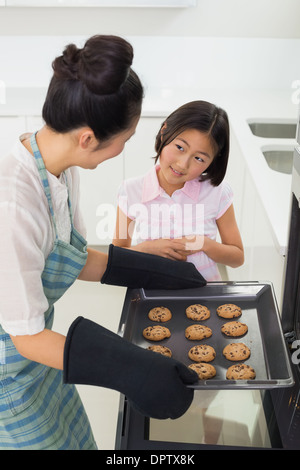 Mädchen helfen ihrer Mutter bereiten Sie Cookies in Küche Stockfoto