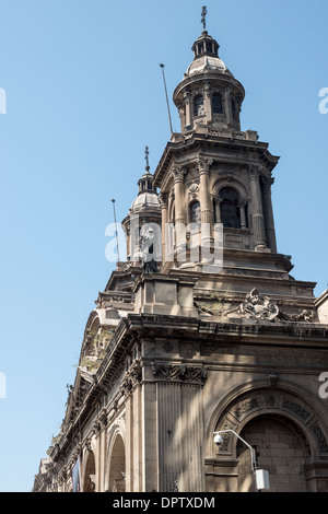 SANTIAGO, CHILE - die Türme der Kathedrale von Santiago (Catedral Metropolitana de Santiago) im Herzen von Santiago, Chile, mit Blick auf die Plaza de Armas. Die ursprüngliche Kathedrale wurde im Zeitraum 1748 bis 1800 (mit späteren Änderungen) einer neoklassischen Design. Stockfoto