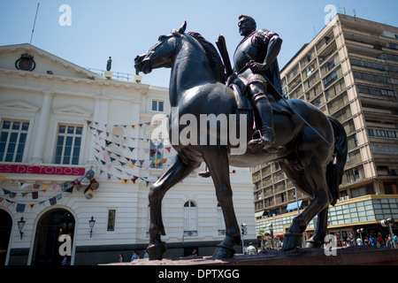 SANTIAGO, Chile – eine imposante Reiterstatue von Don Pedro de Valdivia, dem spanischen Konquistador, der Santiago 1541 gründete, steht an der historischen Plaza de Armas. Dieses Bronzemonument vor dem Hintergrund der Stadt, die er gegründet hat, erinnert an Santiago's koloniale Ursprünge und das komplexe Erbe der spanischen Eroberung in Amerika. Stockfoto