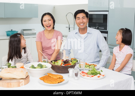 Fröhliche Familie von vier gesunde Mahlzeit in Küche genießen Stockfoto