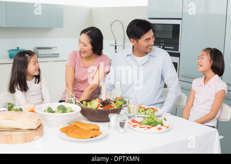 Fröhliche Familie von vier gesunde Mahlzeit in Küche genießen Stockfoto