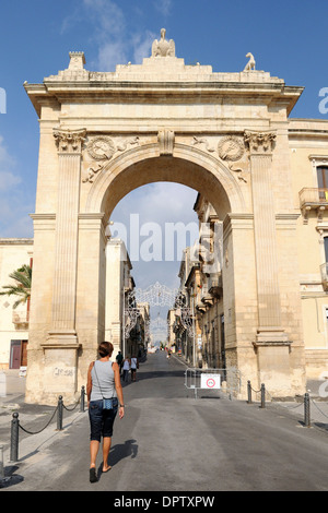 Die Porta Reale, Eintritt in den historischen Zentrum von Noto, den berühmten barocken Stadt als Weltkulturerbe von der unesco in Sizilien aufgeführt Stockfoto