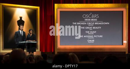 Los Angeles, USA. 16. Januar 2014. Schauspieler Chris Hemsworth (L) und Akademie der Bewegung Abbildung Künste und Wissenschaften Präsident Cheryl Boone Isaacs sprechen in der 86. Academy Awards Nominierungen Ankündigung, bei der Academy of Motion Picture Arts and Sciences, in Beverly Hills, Kalifornien, den Vereinigten Staaten, 16. Januar 2014. Der Oscar-Verleihung werden 2. März 2014 im Dolby Theatre in Hollywood, Kalifornien stattfinden. Bildnachweis: Yang Lei/Xinhua/Alamy Live-Nachrichten Stockfoto