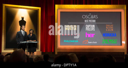 Los Angeles, USA. 16. Januar 2014. Schauspieler Chris Hemsworth (L) und Akademie der Bewegung Abbildung Künste und Wissenschaften Präsident Cheryl Boone Isaacs sprechen in der 86. Academy Awards Nominierungen Ankündigung, bei der Academy of Motion Picture Arts and Sciences, in Beverly Hills, Kalifornien, den Vereinigten Staaten, 16. Januar 2014. Der Oscar-Verleihung werden 2. März 2014 im Dolby Theatre in Hollywood, Kalifornien stattfinden. Bildnachweis: Yang Lei/Xinhua/Alamy Live-Nachrichten Stockfoto