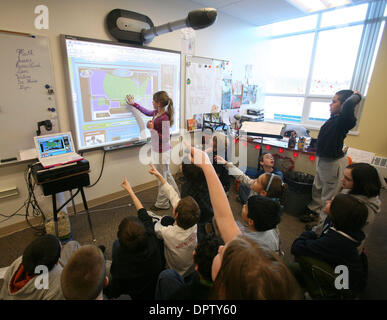 11. Dezember 2008 Spiel - Fairbanks, Alaska, USA - Wood River Grundschüler in Mackenzie Staigers 5. Klasse eine Geographie der Vereinigten Staaten Identifikation mit Hilfe einer SMART Technologies Whiteboard Donnerstag Nachmittag, 22. Dezember 2008.  Staiger hat gesagt, dass das Whiteboard eine große Hilfe für die Klasse, beide Beteiligung der Studenten mit den berührungsempfindlichen, interaktive sind Stockfoto