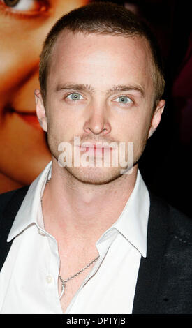 14. Januar 2009 - Los Angeles, Kalifornien, USA - AARON PAUL Ankunft in der 3. Saison-Los Angeles-Premiere von "Big Love'' auf der Cinerama-Dome am 14. Januar 2009 in Hollywood, Kalifornien.  (Bild Kredit: ZUMApress.com) Stockfoto