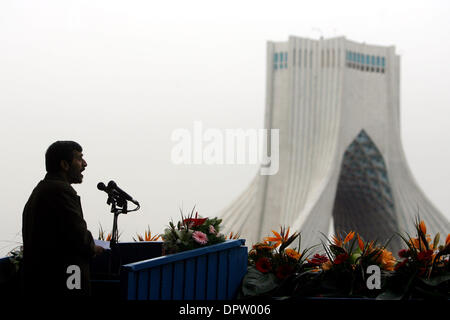 10. Februar 2009 spricht - Teheran - der iranische Präsident MAHMOUD AHMADINEJAD, da er eine Kundgebung anlässlich des 30. Jahrestages der islamischen Revolution im Iran am Azadi (Freiheit) Platz in Teheran besucht. (Kredit-Bild: © Hossein Fatemi/ZUMA Press) Stockfoto