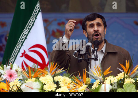 10. Februar 2009 spricht - Teheran - der iranische Präsident MAHMOUD AHMADINEJAD, da er eine Kundgebung anlässlich des 30. Jahrestages der islamischen Revolution im Iran am Azadi (Freiheit) Platz in Teheran besucht. (Kredit-Bild: © Hossein Fatemi/ZUMA Press) Stockfoto