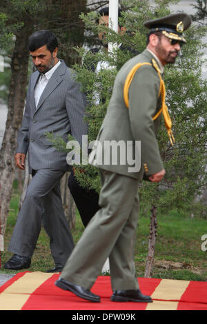 27. Februar 2009 - machen Teheran - Irans Präsident Mahmud AHMADINEDSCHAD (L) und der Leiter der Ehrengarde, General HOSSEIN AFSHARZADEH ihre Wege, wie sie für Iraks Präsident Talabani während einer Willkommenszeremonie Talabani vor ihrer Sitzung warten. (Kredit-Bild: © Hossein Fatemi/ZUMA Press) Stockfoto