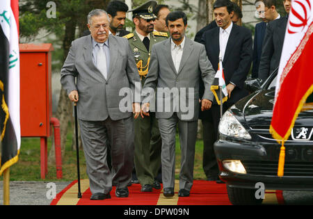 27. Februar 2009 - Teheran - Iran President MAHMOUD AHMADINEJAD (C) grüßt irakischen Präsidenten JALAL TALABANI (L) während einer Willkommenszeremonie für Talabani vor ihrem treffen. (Kredit-Bild: © Hossein Fatemi/ZUMA Press) Stockfoto