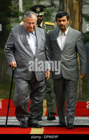 27. Februar 2009 - Teheran - Iran President MAHMOUD AHMADINEJAD (R) grüßt irakischen Präsidenten JALAL TALABANI (L) während einer Willkommenszeremonie für Talabani vor ihrem treffen. (Kredit-Bild: © Hossein Fatemi/ZUMA Press) Stockfoto