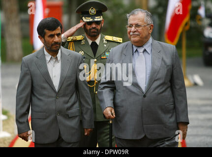 27. Februar 2009 - Teheran - Iran President MAHMOUD AHMADINEJAD (R) grüßt irakischen Präsidenten JALAL TALABANI (L) während einer Willkommenszeremonie für Talabani vor ihrem treffen. (Kredit-Bild: © Hossein Fatemi/ZUMA Press) Stockfoto