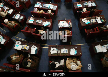 10. März 2009 spricht Mitglieder während der Versammlung der Experten im alten Parlament Irans in Teheran - Teheran - Vorsitzender der Versammlung Experten und Irans ehemaliger Präsident Ali Akbar Haschemi Rafsandschani. Versammlung der Experten ist eine klerikale Einrichtung die obersten Führers, in diesem Fall wählt Rafsandschani mit 51 79 abgegebenen Stimmen. (Kredit-Bild: © Hossein Fatemi/ZUMA Press) Stockfoto