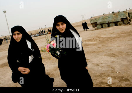 19. März 2009 - Khouzestan, Iran - Pilger den Koran lesen und zu beten während ihres Besuches auf den Seiten des Krieges. Auf Rahian-e Nour (Reisenden der Weg des Lichts) Touren gehen jährlich Tausende Iraner. Diese Wohnwagen, gefüllt mit Angehörigen der iranischen Opfer besuchen der Iran-Irak-Krieg oder ersten Persischer Golf-Krieg-Front. Iraner aus allen Teilen des Landes kommen, zu sehen, wo die Stockfoto