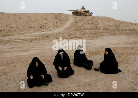 19. März 2009 - Khouzestan, Iran - Pilger den Koran lesen und zu beten während ihres Besuches auf den Seiten des Krieges. Auf Rahian-e Nour (Reisenden der Weg des Lichts) Touren gehen jährlich Tausende Iraner. Diese Wohnwagen, gefüllt mit Angehörigen der iranischen Opfer besuchen der Iran-Irak-Krieg oder ersten Persischer Golf-Krieg-Front. Iraner aus allen Teilen des Landes kommen, zu sehen, wo die Stockfoto