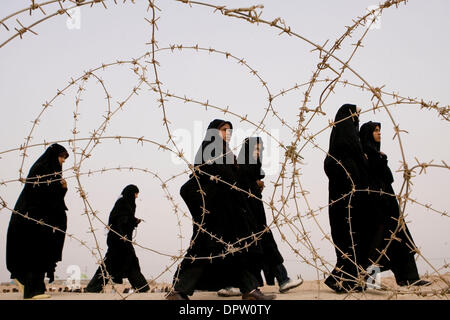 19. März 2009 - Khouzestan, Iran - Pilger den Koran lesen und zu beten während ihres Besuches auf den Seiten des Krieges. Auf Rahian-e Nour (Reisenden der Weg des Lichts) Touren gehen jährlich Tausende Iraner. Diese Wohnwagen, gefüllt mit Angehörigen der iranischen Opfer besuchen der Iran-Irak-Krieg oder ersten Persischer Golf-Krieg-Front. Iraner aus allen Teilen des Landes kommen, zu sehen, wo die Stockfoto