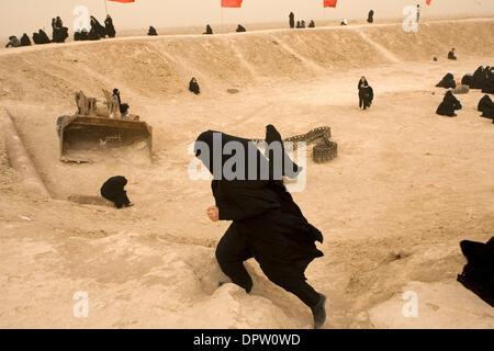 19. März 2009 - Khouzestan, Iran - Pilger den Koran lesen und zu beten während ihres Besuches auf den Seiten des Krieges. Auf Rahian-e Nour (Reisenden der Weg des Lichts) Touren gehen jährlich Tausende Iraner. Diese Wohnwagen, gefüllt mit Angehörigen der iranischen Opfer besuchen der Iran-Irak-Krieg oder ersten Persischer Golf-Krieg-Front. Iraner aus allen Teilen des Landes kommen, zu sehen, wo die Stockfoto